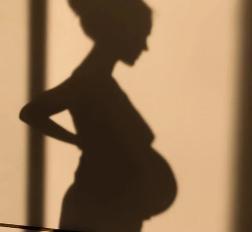 Sombra en la pared de una mujer embarazada de 8 meses - Mustela España - 1