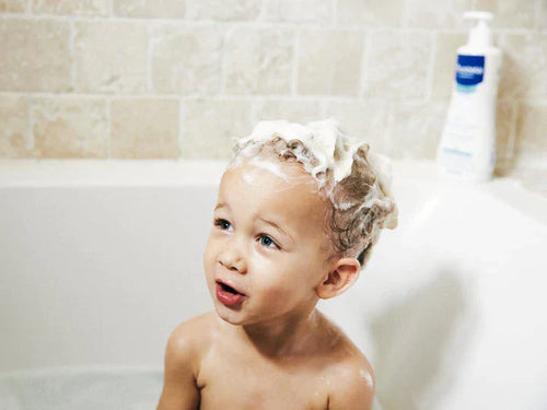 Un niño está tomando su baño y haciendo espuma con el Babygel Mustela - Mustela España - 1