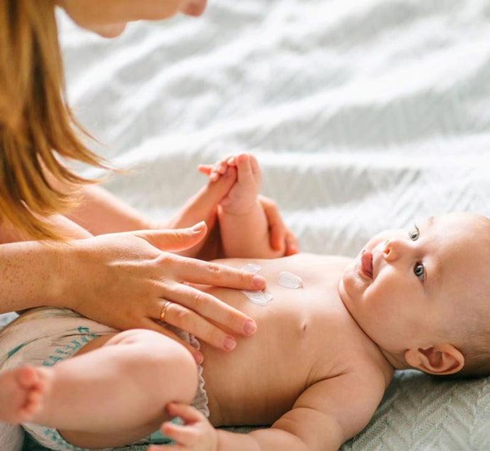¿Cómo aplicar la crema emoliente a tu bebé con la piel atópica?