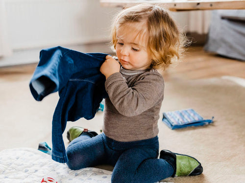 Una niña se viste con ropa adecuada para su piel atópica - Mustela España - 1