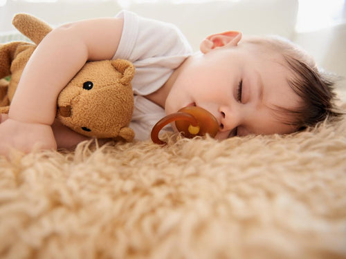 Un bebé con piel atópica no puede dormir bien debido al picor del eccema - Mustela España - 1