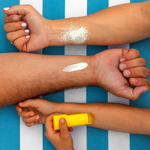 Brazo de una madre, un padre y un niño aplicándose los diferentes productos de la gama solar de Mustela. - Mustela España - 1