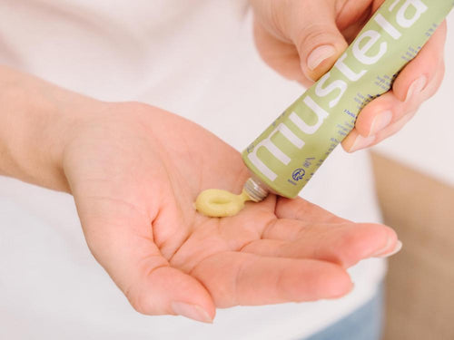 Una madre está usando el bálsamo universal multi-usos. slider - Mustela España - 2