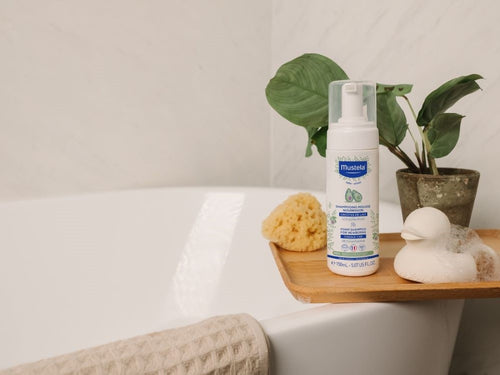 Bote de champú mousse de Mustela en la bañera de un baño familiar. - Mustela España - 5