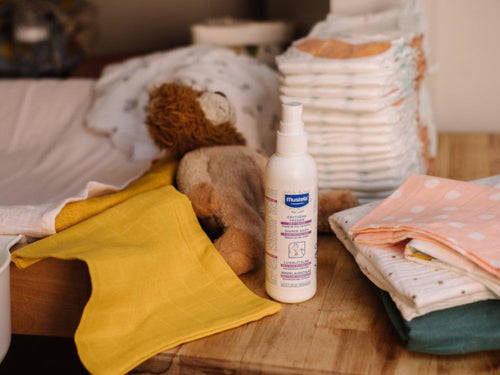 La crema para la dermatitis del pañal, o pañalitis, en Spray, es indispensable en el tocador del bebé para calmar la irritación. - Mustela España - 3