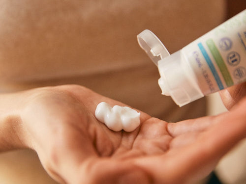 Bote de crema facial para bebé de Mustela con dosificador fácil para coger la cantidad justa en la mano - Mustela España - 5