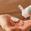 Bote de crema facial para bebé de Mustela con dosificador fácil para coger la cantidad justa en la mano