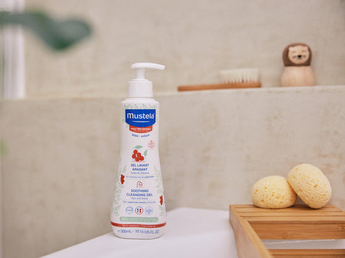 Bote de gel de baño confort de Mustela al lado de una bañera, apto para toda la familia con piel sensible o no. - Mustela España - 5