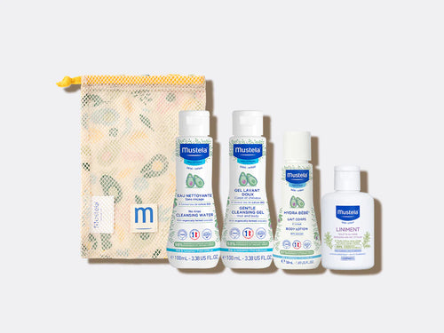 set de viaje de cosmética infantil de Mustela con bolsa de algodón, linimento, gel de baño, agua limpiadora y leche corporal. - Mustela España - 1