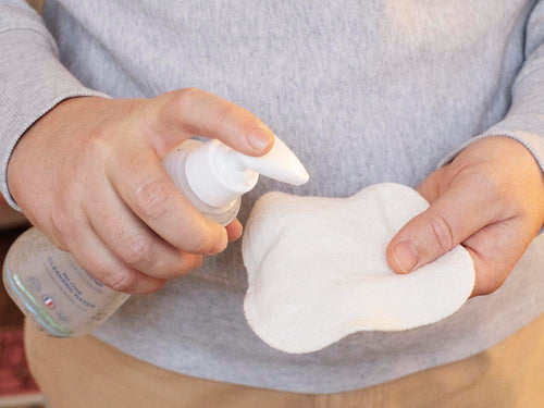 Hombre que usa el agua limpiadora con una eco-toallitas - Mustela España - 6