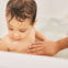 Un padre da el baño a su niño usando el gel de baño y ducha Stelatopia de Mustela