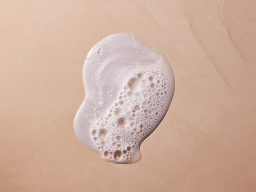 El gel de baño nutritivo al cold cream de Mustela hace una ligera espuma al usarse en el baño. slider - Mustela España - 4