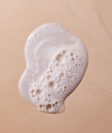 El gel de baño nutritivo al cold cream de Mustela hace una ligera espuma al usarse en el baño. 