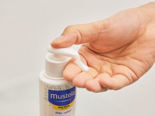 El bote de gel de ducha nutritivo para piel seca de Mustela lleva un dosificador para aplicar la cantidad justa de producto en la mano. - Mustela España - 3