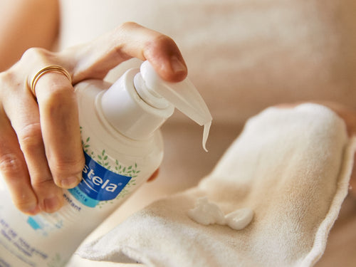 Madre aplica la leche limpiadora de Mustela en una toallita en la cantidad justa gracias a su dosificador - Mustela España - 6