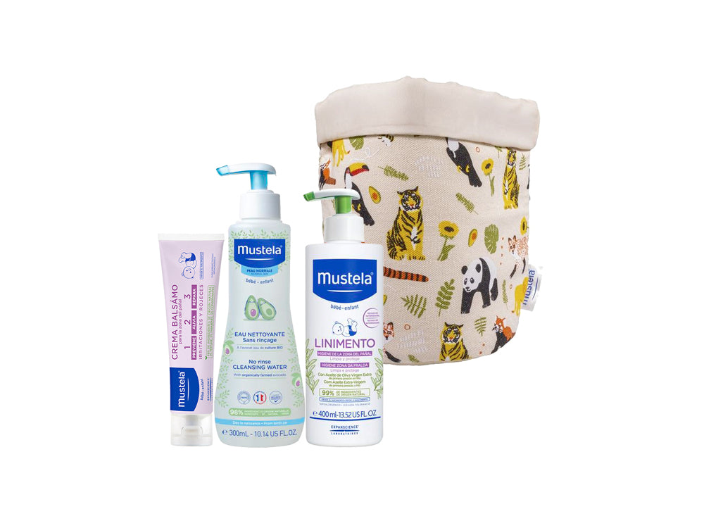 Productos necesarios para limpiar el culito del bebé con une cesta guardapañales de regalo.