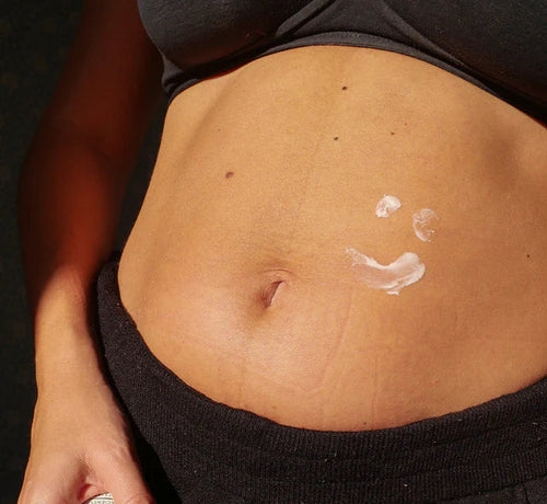 Barriga de una mujer embarazada de 2 meses - Mustela España - 1