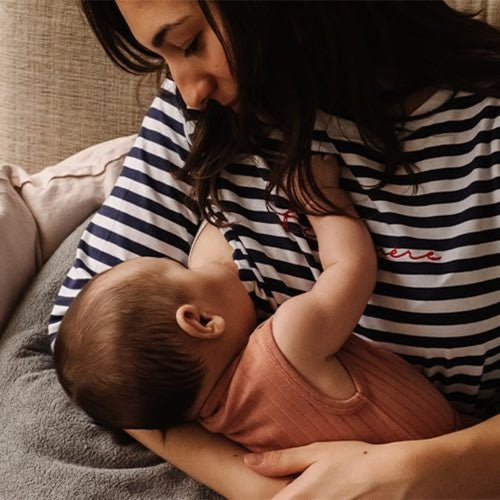 Bebé alimentándose de la leche materna de su mamá. - Mustela España - 1