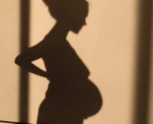 Sombra de una mujer embarazada. - Mustela España - 1