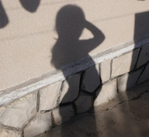 Mujer embarazada haciendo una fotografía a su sombra  - Mustela España - 1