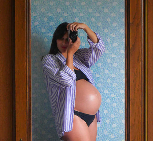 Selfie de una mujer embarazada de 5 meses - Mustela España - 1