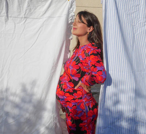 Embarazada de 6 meses tomando el sol de pie - Mustela España - 1