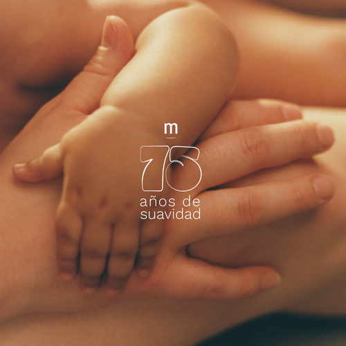 Manos de bebé y su mamá cruzándose y en medio el logo de Mustela de 75 años de suavidad. - Mustela España - 1
