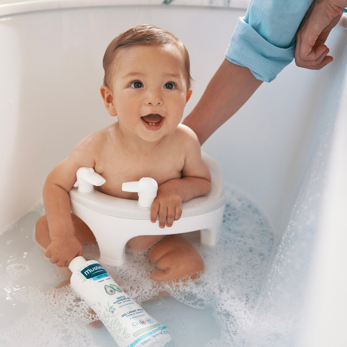 Bebé bañándose con productos de Mustela - Mustela España - 1