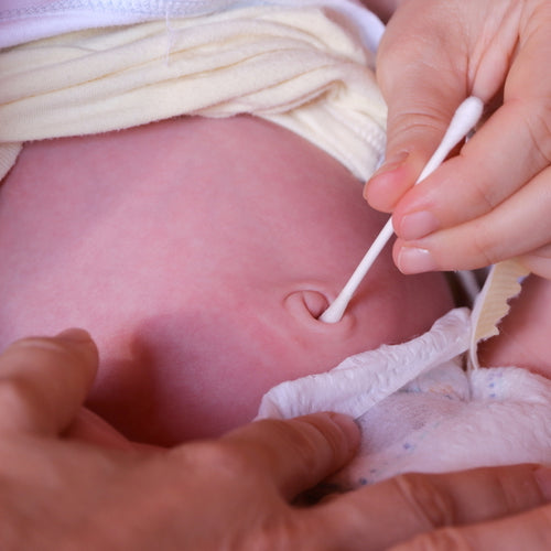 Mustela ayuda a cuidar el cordón umbilical - Mustela España - 1