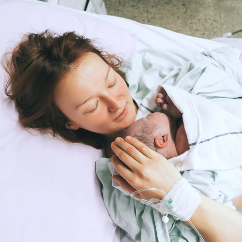 Una mujer acaba de ser madre y abraza a su bebé por primera vez - Mustela España - 1