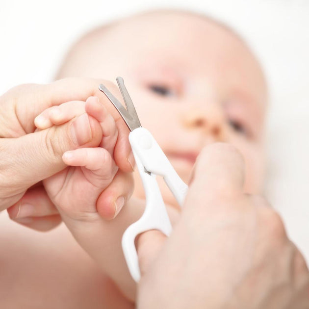 Lima las uñas de tu bebé de forma fácil y sin lastimarlo con la