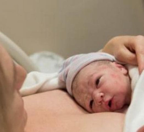 Una mamá abraza por primera vez a su bebé recién nacido y hacen piel con piel - Mustela España - 1