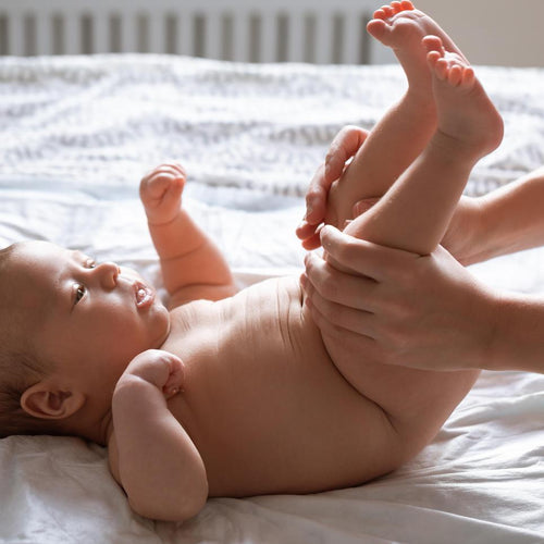 Una mamá ayuda a su bebé a combatir el estreñimiento haciendo ejercicios con sus piernas y barriguita - Mustela España - 1