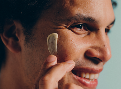 Hombre aplicándose el bálsamo universal de Mustela - Mustela España - 1