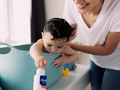 Una madre da el baño a su niño con un gel de baño Mustela adecuada para su piel sensible - Mustela España - 1