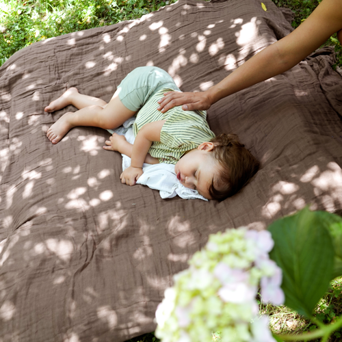 bebé durmiendo en un jardín - Mustela España - 1