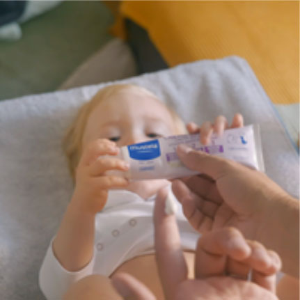 Cómo cambiar el pañal en un plis-plas (o casi) - Mustela España - 1