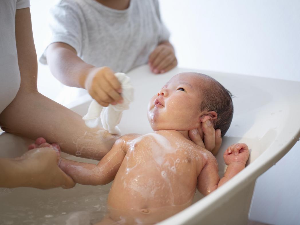Cómo bañar a tu bebé - Instituto Español