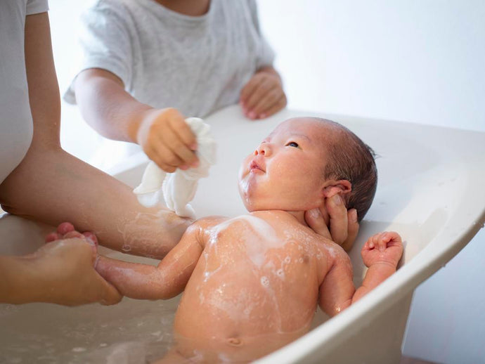 Cómo bañar a tu bebé con dermatitis atópica