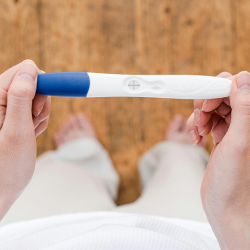 mujer sujetando un test de embarazo - Mustela España - 1