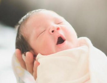 Descubre cómo peinar a tu bebé con pelo rizado - Los mejores consejos y  recomendaciones para tu bebe