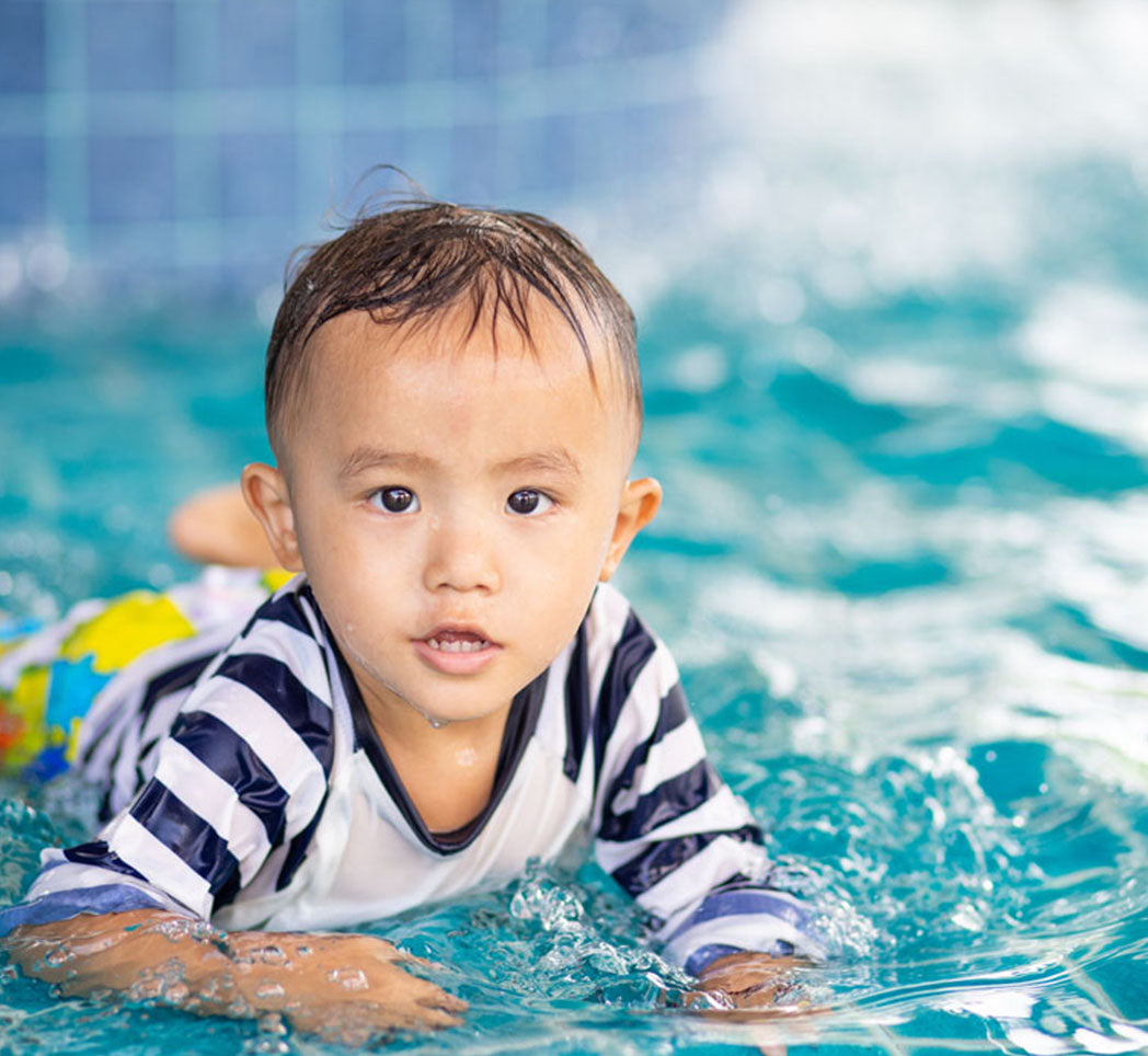 Cuidado del cabello del bebé en natación.