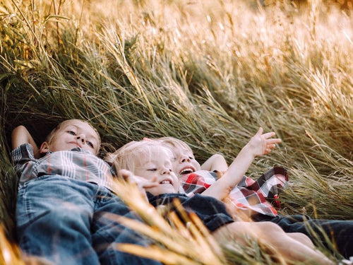 Campo o ciudad: cómo influye el entorno en la dermatitis de tu niños - Mustela España - 1