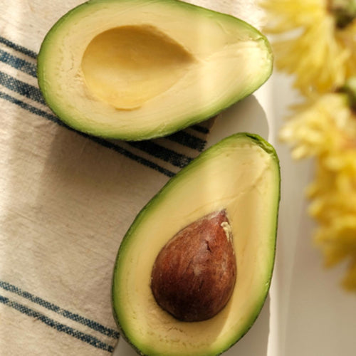 Aguacates sobre mantel de rayas - Mustela España - 1
