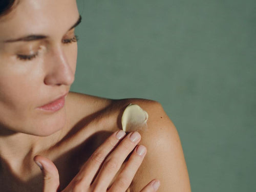 Mujer aplicando sobre su hombro el bálsamo universal de Mustela - Mustela España - 1