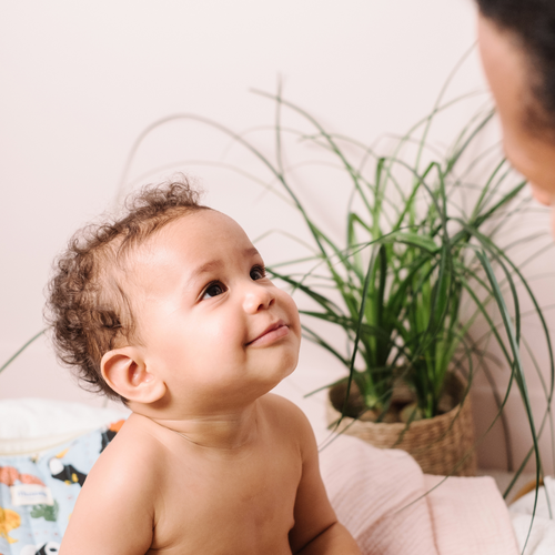 Bebé mirando a su mamá sonriendo - Mustela España - 1