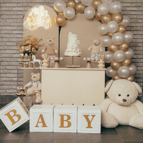 idea de fotomaton para baby shower: globos, ositos de peluche tarta y bloques con la palabra BABY - Mustela España - 1