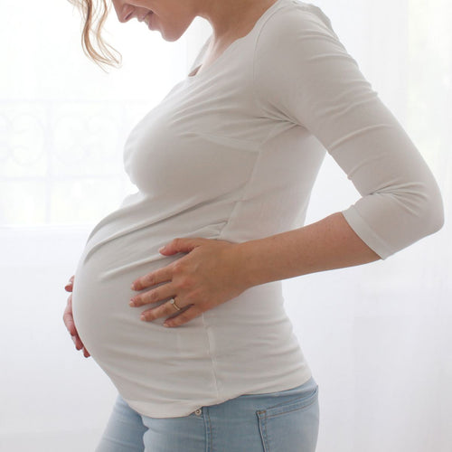 mama tocando su tripa sonriendo - Mustela España - 1