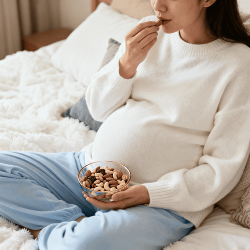 Mujer embarazada comiendo frutos secos - Mustela España - 1