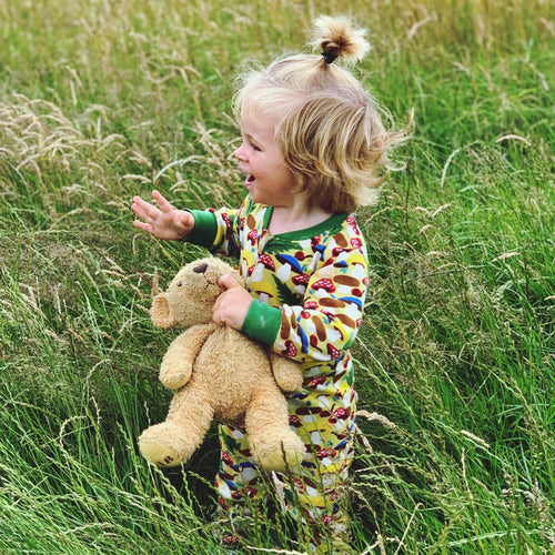 niña sujetando un osito - Mustela España - 1